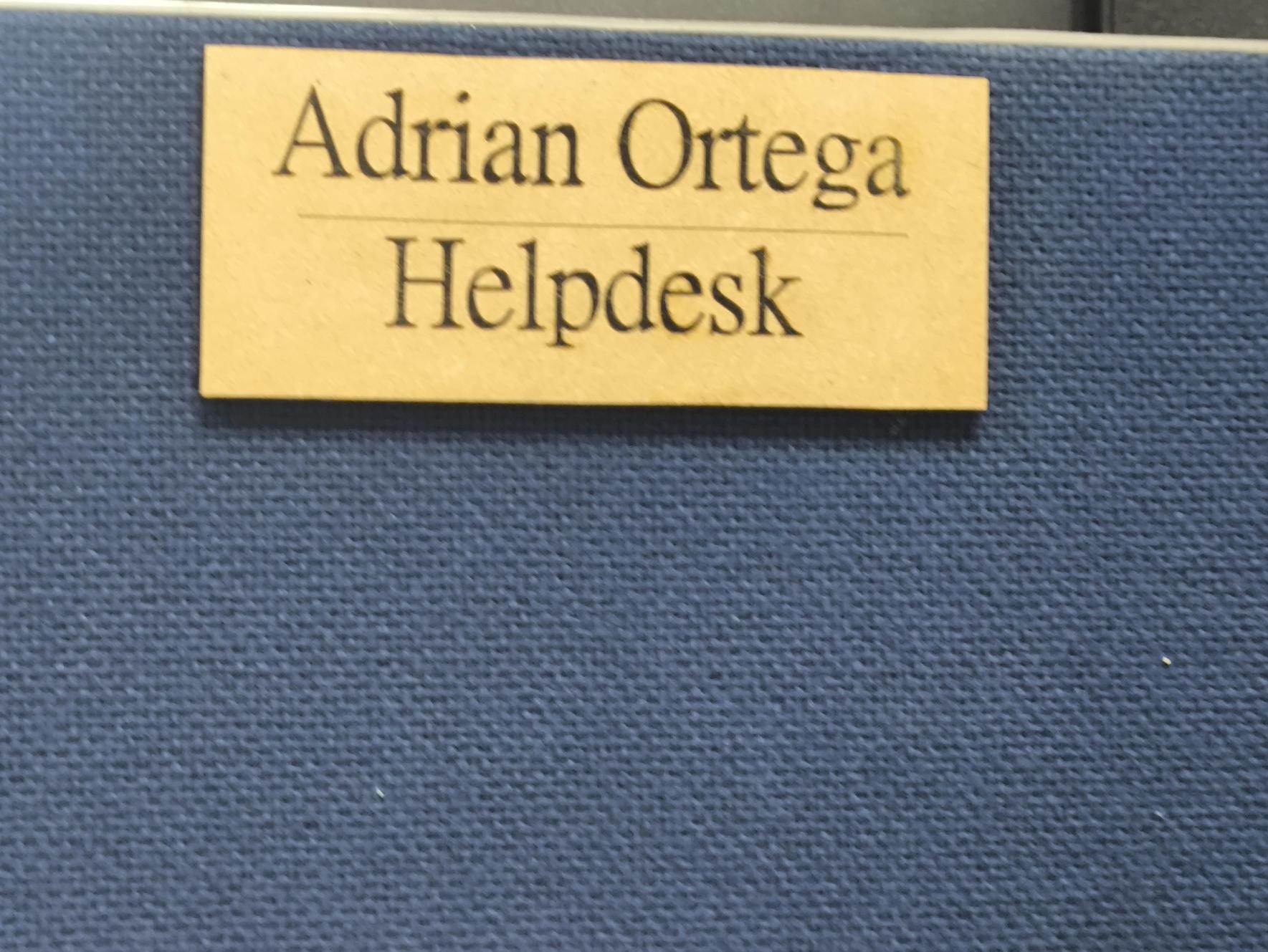 Ejemplo de placa grabada en madera